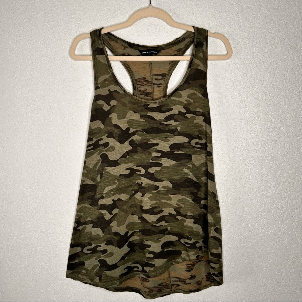 ROCK&REPUBLIC  Med. Women’s Camo Razorback Relaxed Tank. High/ Low Hem